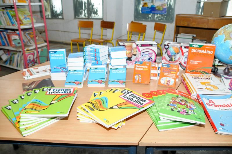Umfangreiche Schulbuchspende